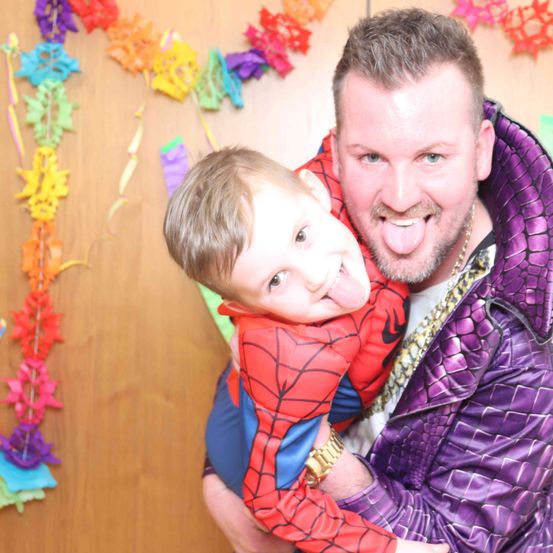Bild enthält, Face, Head, Person, Photography, Portrait, Coat, Jacket, People, Purple, Costume