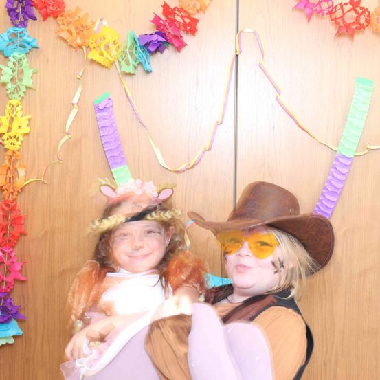 Bild enthält, Hat, Costume, Person, Photography, Portrait, Child, Female, Girl, Adult, Woman