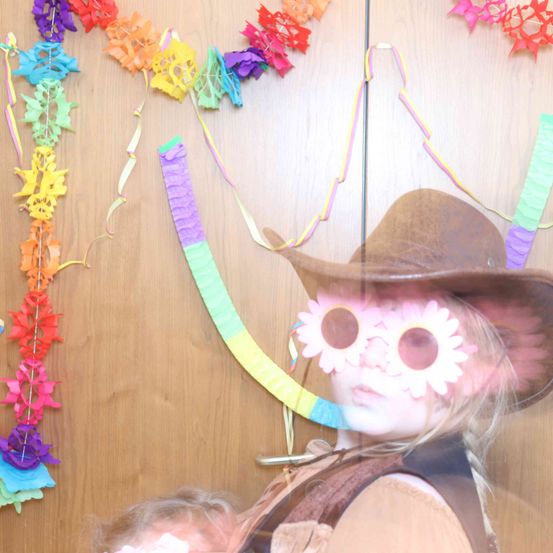 Bild enthält, Clothing, Hat, Person, Face, Head, Art, Flower, Flower Arrangement, Plant, Accessories