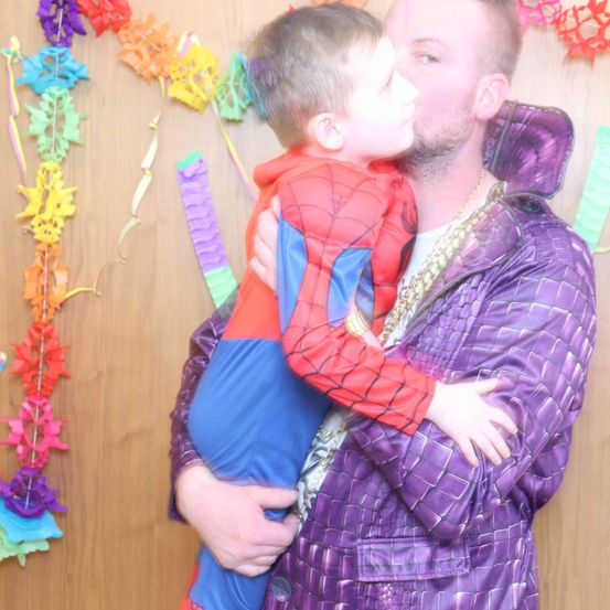 Bild enthält, Purple, Person, Photography, Portrait, Baby, Kissing, Balloon, Coat, Necklace, Flower