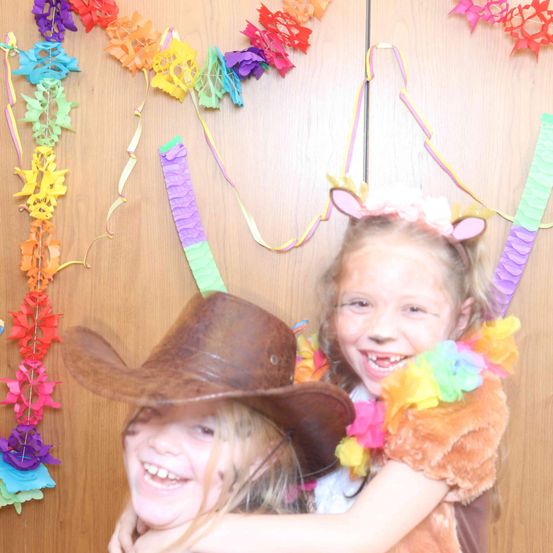 Bild enthält, Hat, Face, Person, Photography, Portrait, Child, Female, Girl, Costume, Flower