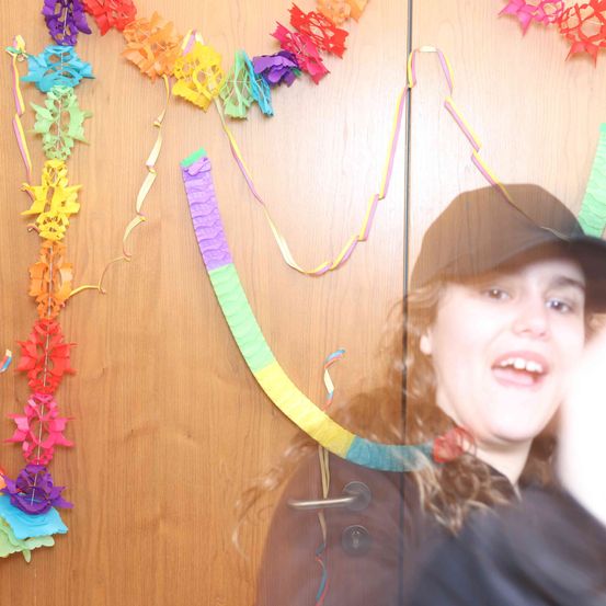 Bild enthält, Hat, Face, Head, Person, Photography, Portrait, Paper, Cap, Necklace, Finger