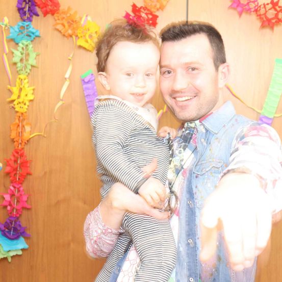 Bild enthält, Face, Person, Photography, Portrait, People, Baby, Pants, Adult, Male, Man