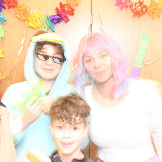 Bild enthält, Person, Photography, Portrait, Glasses, Flower Arrangement, Costume, Adult, Female, Woman, People