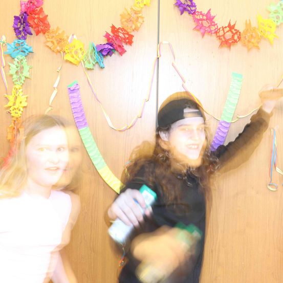 Bild enthält, Flower, Flower Arrangement, Face, Person, Photography, Portrait, Accessories, Necklace, Hat, Ornament