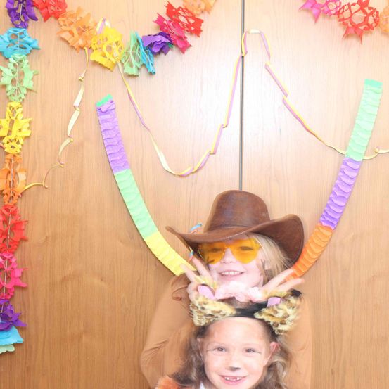 Bild enthält, Clothing, Hat, Flower, Flower Arrangement, Face, Person, Photography, Portrait, Accessories, Sunglasses