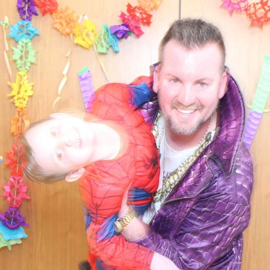 Bild enthält, Accessories, Necklace, Person, Photography, Portrait, Purple, Coat, Jacket, Earring, Costume