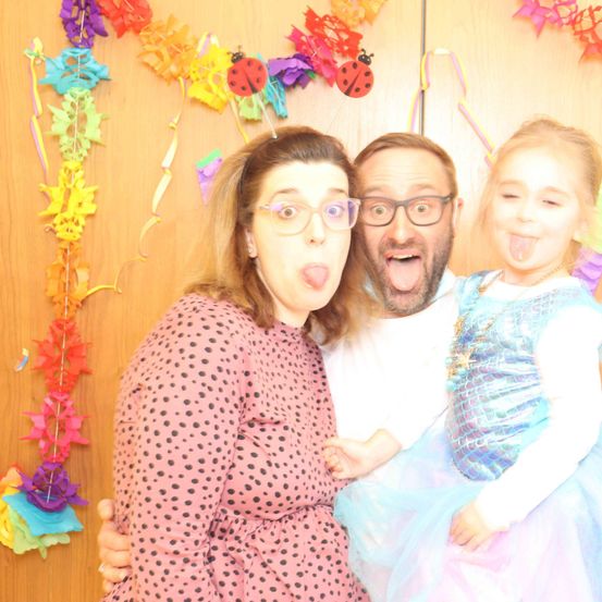 Bild enthält, Face, Head, Person, Photography, Portrait, Glasses, People, Blouse, Dress, Costume