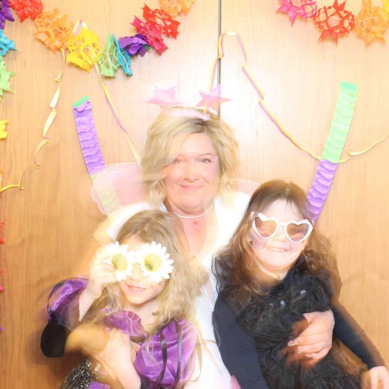 Bild enthält, Person, Photography, Portrait, Hat, People, Flower Arrangement, Accessories, Glasses, Costume, Purple