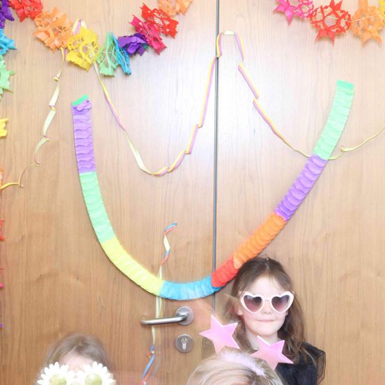 Bild enthält, Flower, Flower Arrangement, Accessories, Sunglasses, Person, Portrait, Child, Female, Girl, People