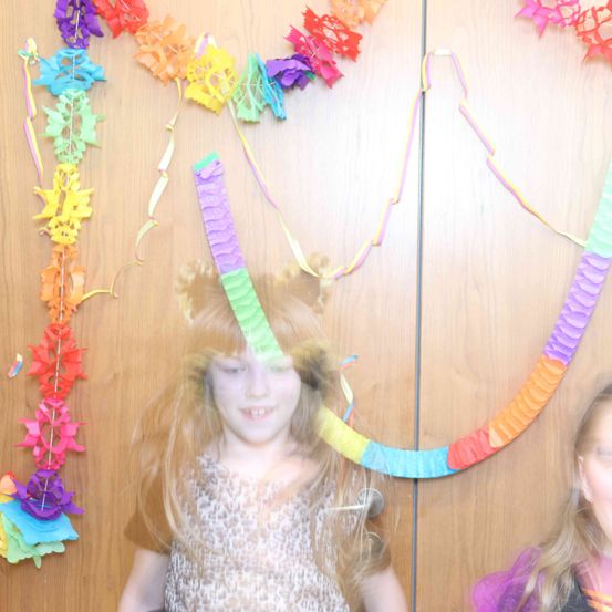Bild enthält, Hat, Face, Person, Photography, Portrait, Child, Female, Girl, Flower Arrangement, Accessories