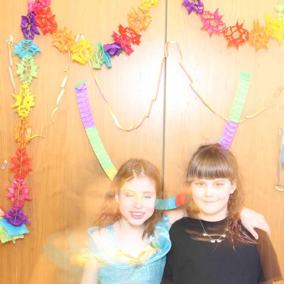 Bild enthält, Person, Photography, Portrait, Accessories, Necklace, Flower Arrangement, People, Child, Female, Girl