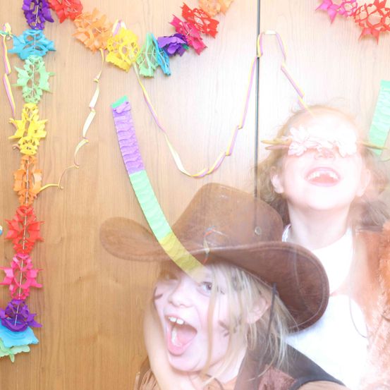 Bild enthält, Hat, Face, Person, Photography, Portrait, Child, Female, Girl, Flower Arrangement, Accessories