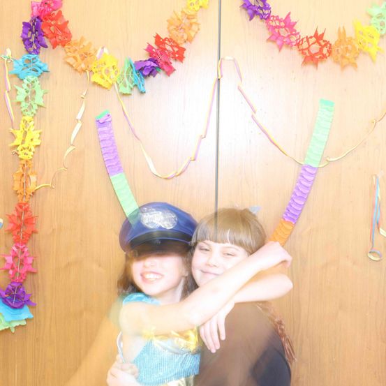 Bild enthält, Person, Photography, Portrait, Flower Arrangement, Hat, Accessories, People, Child, Female, Girl