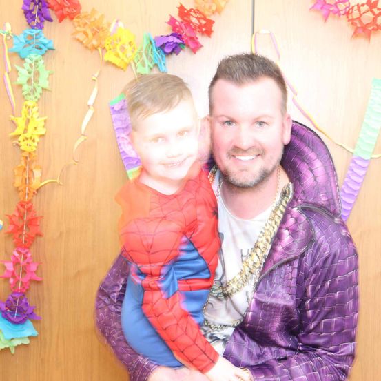 Bild enthält, Person, Photography, Portrait, Purple, Accessories, Necklace, Costume, Flower, Flower Arrangement, People