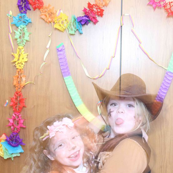 Bild enthält, Hat, Face, Person, Photography, Portrait, Child, Female, Girl, Paper, People