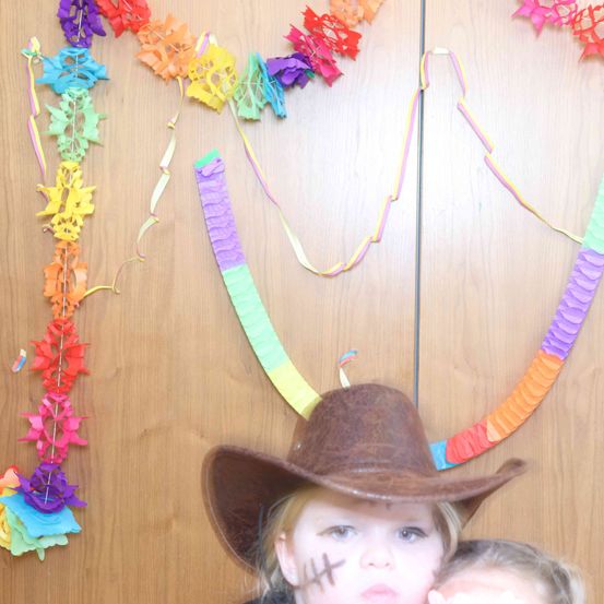 Bild enthält, Hat, Child, Female, Girl, Person, Face, Head, Baby, Paper, Accessories