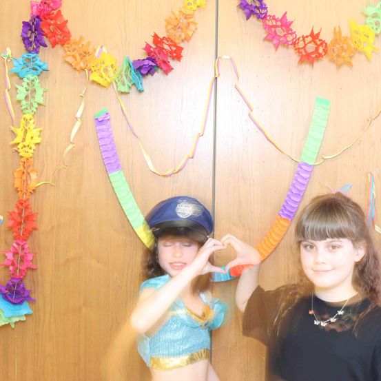 Bild enthält, Person, Photography, Portrait, Flower Arrangement, People, Hat, Accessories, Helmet, Necklace, Child