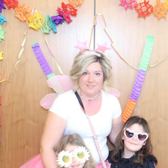 Bild enthält, Person, Photography, Portrait, Flower Arrangement, Accessories, Hat, People, Sunglasses, Costume, Bride