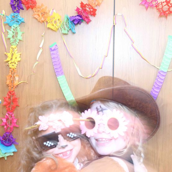 Bild enthält, Hat, Accessories, Sunglasses, Flower, Flower Arrangement, Glasses, Baby, Person, Face, Portrait