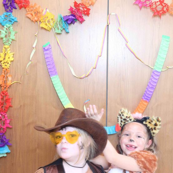 Bild enthält, Hat, Person, Photography, Portrait, Accessories, Sunglasses, Costume, Baby, Necklace, Flower Arrangement