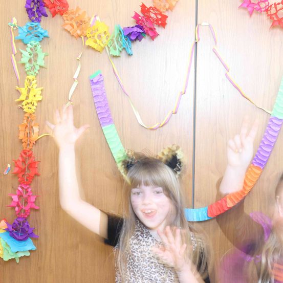 Bild enthält, Face, Person, Portrait, Child, Female, Girl, Flower Arrangement, Hat, Paper, Accessories