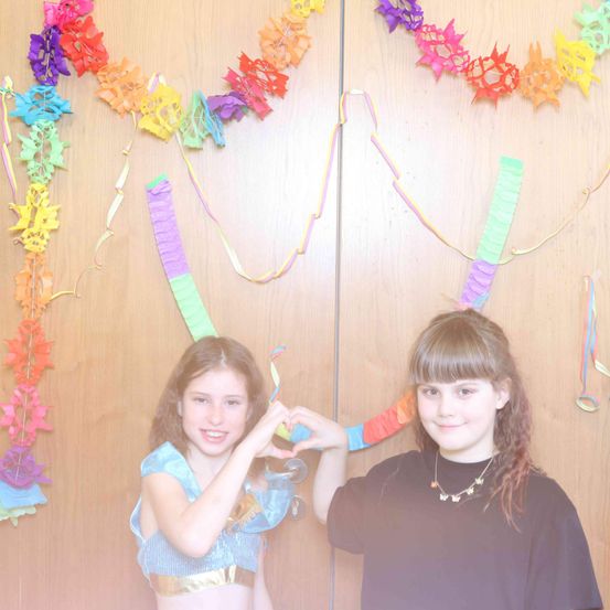 Bild enthält, Flower, Flower Arrangement, Person, Photography, Portrait, Accessories, Necklace, People, Child, Girl