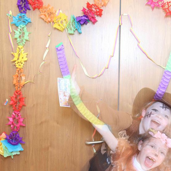 Bild enthält, Clothing, Hat, Face, Head, Person, Baby, Paper, Toy, People, Pinata