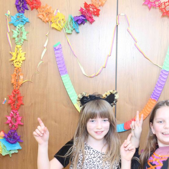 Bild enthält, Face, Person, Photography, Portrait, Child, Female, Girl, Hat, People, Purple