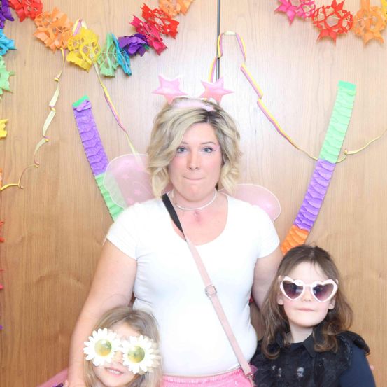 Bild enthält, Person, Photography, Portrait, People, Accessories, Sunglasses, Flower Arrangement, Costume, Hat, Glasses