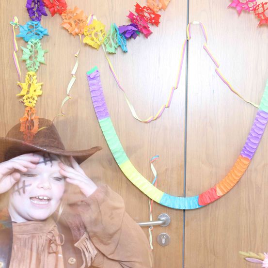 Bild enthält, Hat, Face, Person, Photography, Portrait, Child, Female, Girl, Accessories, Necklace
