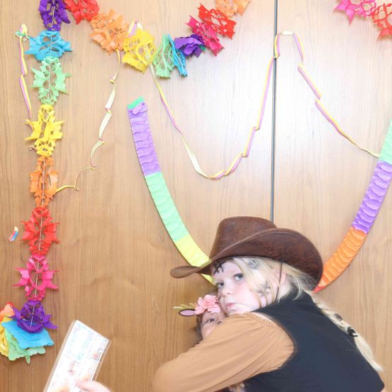Bild enthält, Hat, Face, Head, Person, Photography, Portrait, Cap, Paper, Necklace, Art