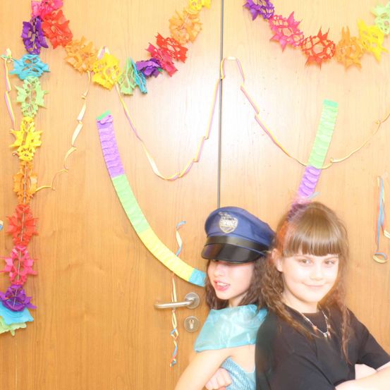 Bild enthält, Hat, Flower Arrangement, Person, Portrait, People, Child, Female, Girl, Accessories, Cap