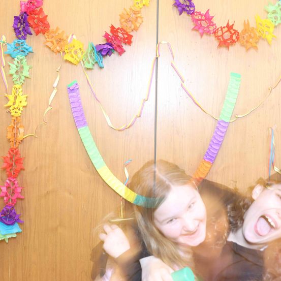 Bild enthält, Flower, Flower Arrangement, Face, Person, Photography, Portrait, Hat, Accessories, People, Necklace