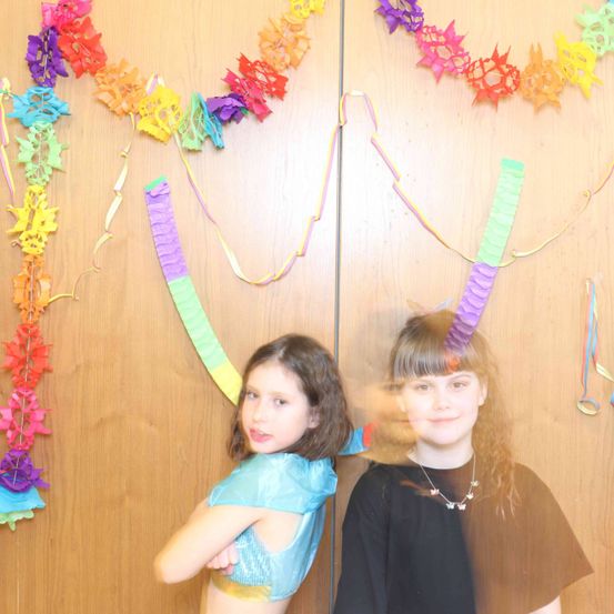 Bild enthält, Flower, Flower Arrangement, Person, Photography, Portrait, Accessories, Necklace, People, Child, Girl