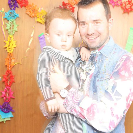 Bild enthält, People, Person, Face, Head, Photography, Portrait, Baby, Accessories, Flower, Balloon