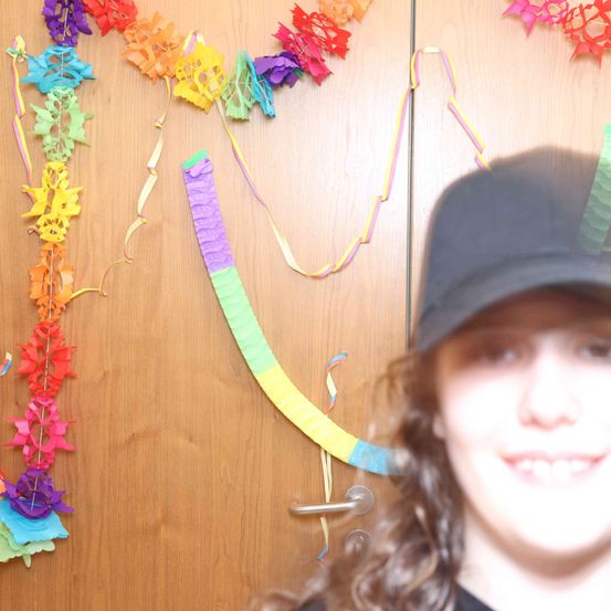 Bild enthält, Hat, Cap, Person, Photography, Portrait, Paper, Flower Arrangement, Tape, Child, Girl