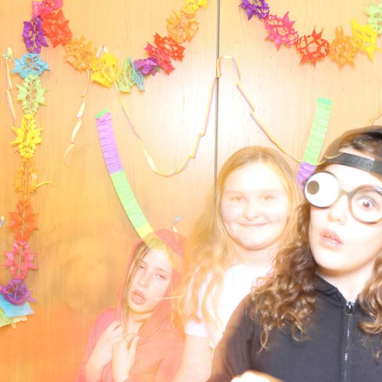 Bild enthält, Person, Photography, Portrait, Accessories, Glasses, Hat, People, Child, Female, Girl