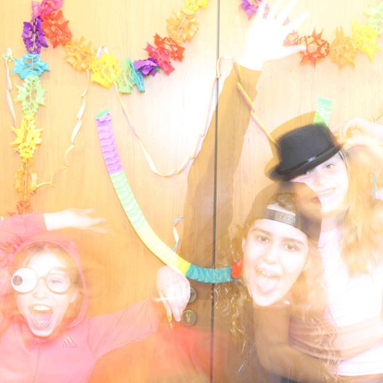 Bild enthält, Face, Head, Person, Photography, Portrait, Hat, Adult, Female, Woman, Glasses