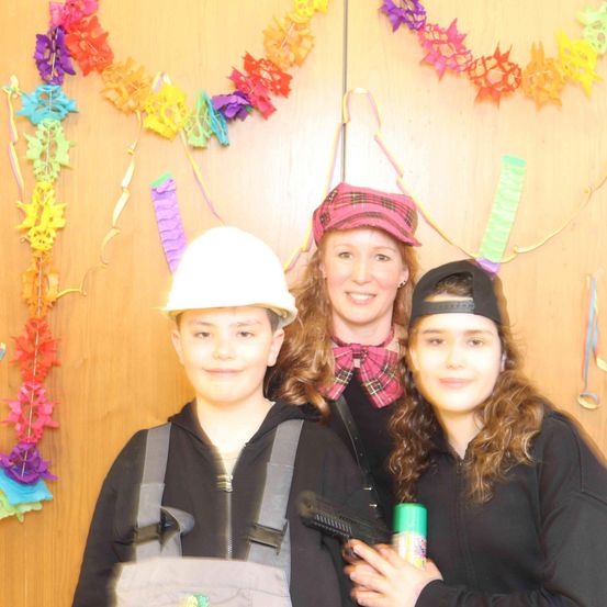 Bild enthält, Hat, Person, Photography, Portrait, People, Cap, Adult, Female, Woman, Purple