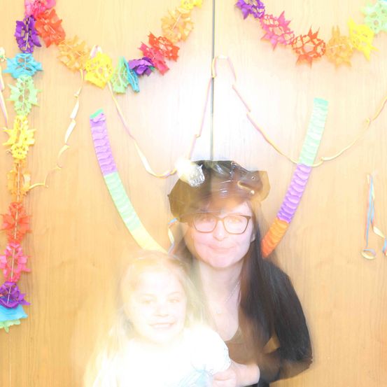 Bild enthält, Flower, Flower Arrangement, Face, Person, Photography, Portrait, Accessories, Necklace, Ornament, Glasses