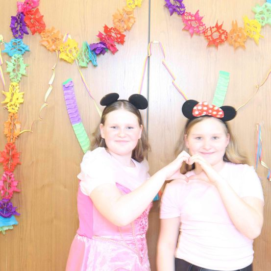 Bild enthält, Person, Photography, Portrait, Flower Arrangement, People, Accessories, Hat, Purple, Child, Girl