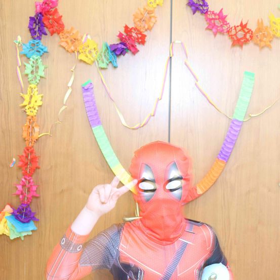 Bild enthält, Flower, Flower Arrangement, Plant, Costume, Person, Art, Accessories, Jewelry, Necklace, Face