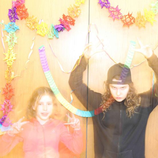 Bild enthält, Flower, Flower Arrangement, Person, Photography, Portrait, Hat, Accessories, Child, Female, Girl