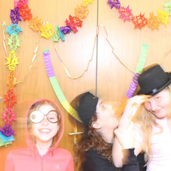 Bild enthält, Hat, Person, Photography, Portrait, Accessories, Glasses, Purple, Flower Arrangement, Adult, Woman