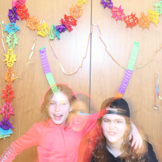 Bild enthält, Hat, Face, Head, Person, Photography, Portrait, People, Flower Arrangement, Purple, Accessories