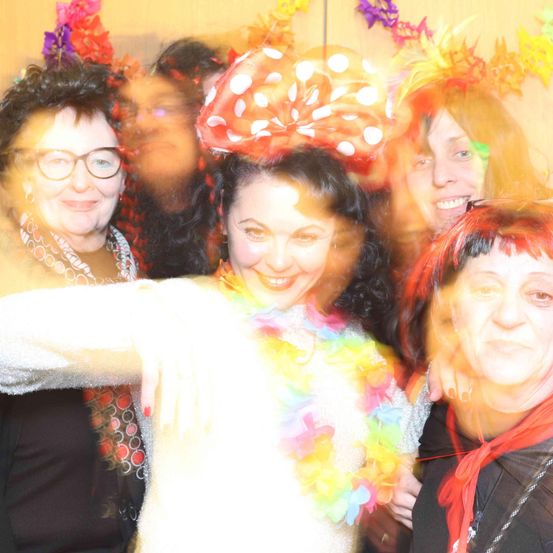 Bild enthält, Person, Photography, Portrait, Costume, Flower Arrangement, Glasses, People, Adult, Female, Woman