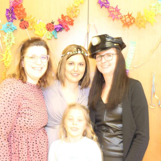 Bild enthält, Person, Photography, Portrait, People, Flower Arrangement, Accessories, Blouse, Glasses, Adult, Woman