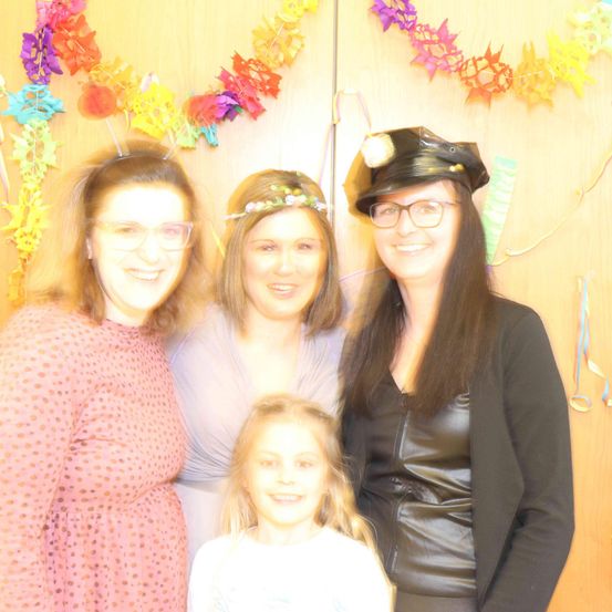 Bild enthält, Person, Photography, Portrait, People, Flower Arrangement, Accessories, Hat, Adult, Female, Woman