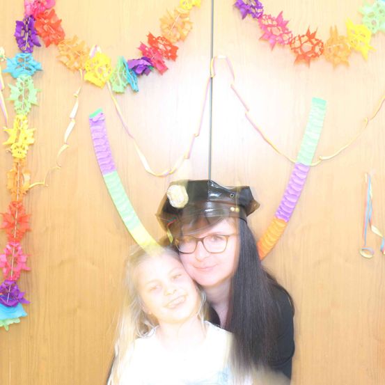 Bild enthält, Person, Photography, Portrait, Flower, Flower Arrangement, People, Accessories, Glasses, Necklace, Hat